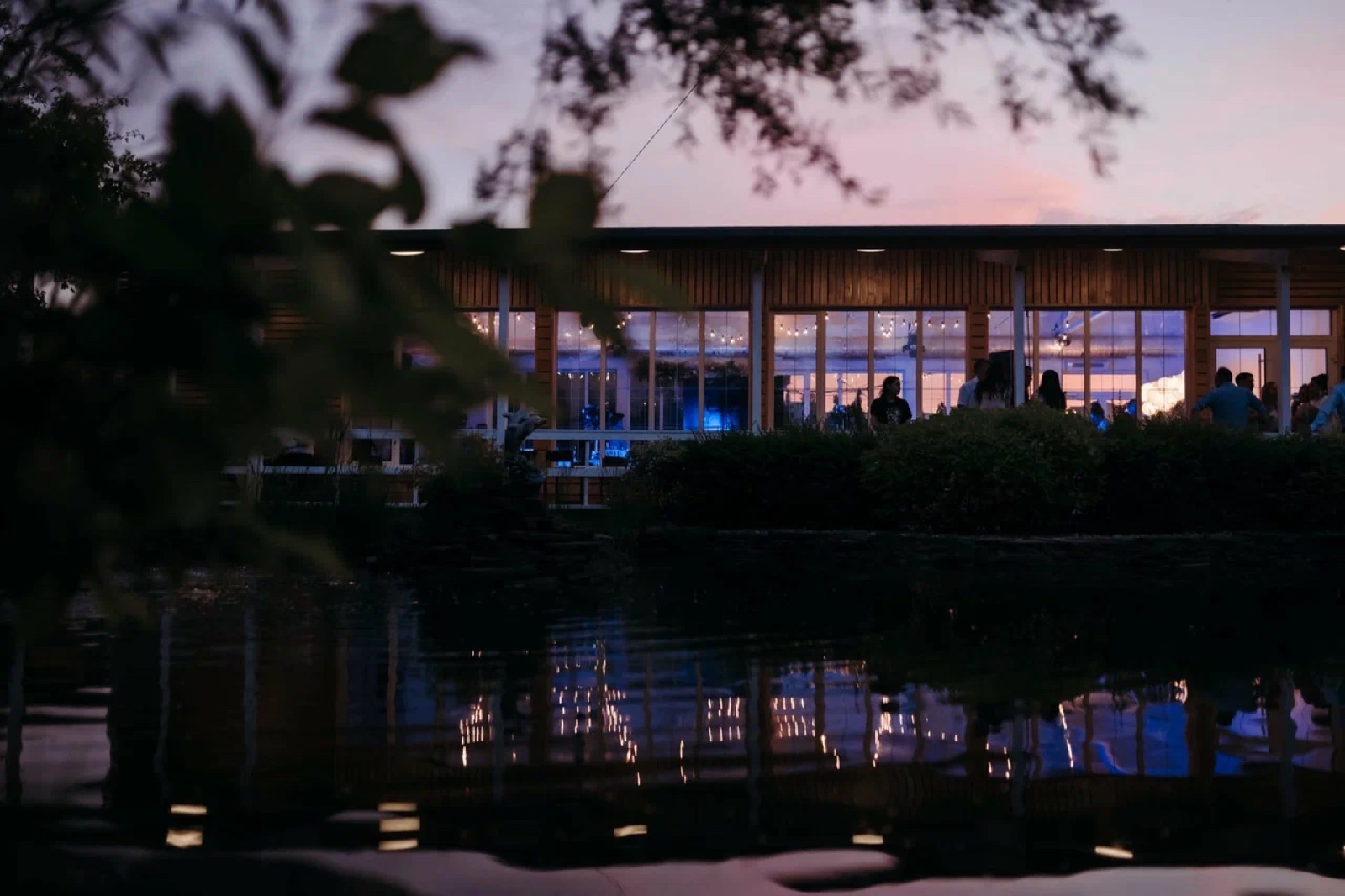 Вечерний вид на Milava Banquet Hall и отражение огней в воде